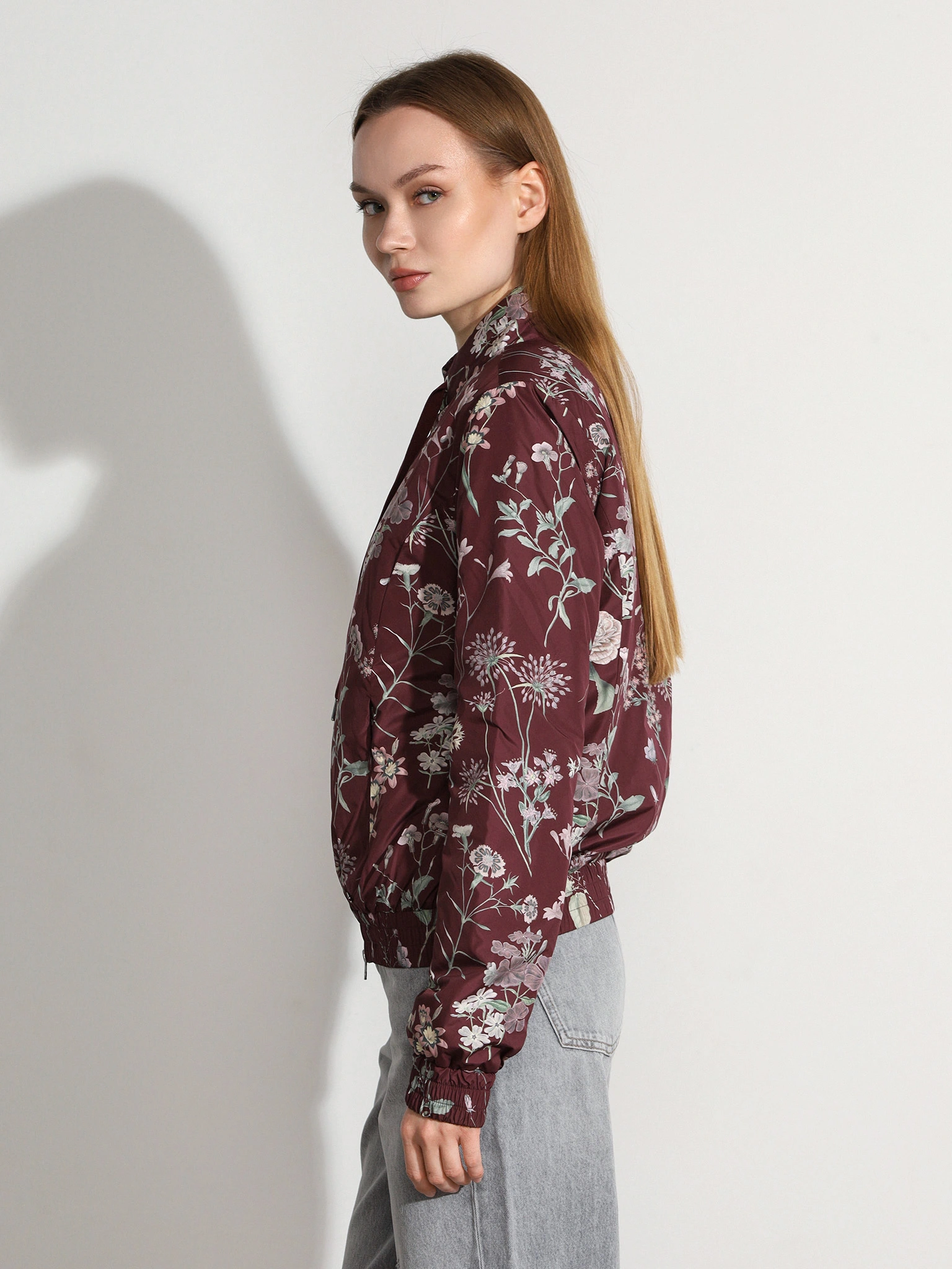 Куртка бордового цвета с цветочным принтом